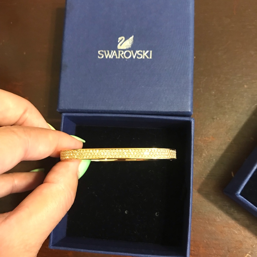 Women’s gold Swarovski bangle